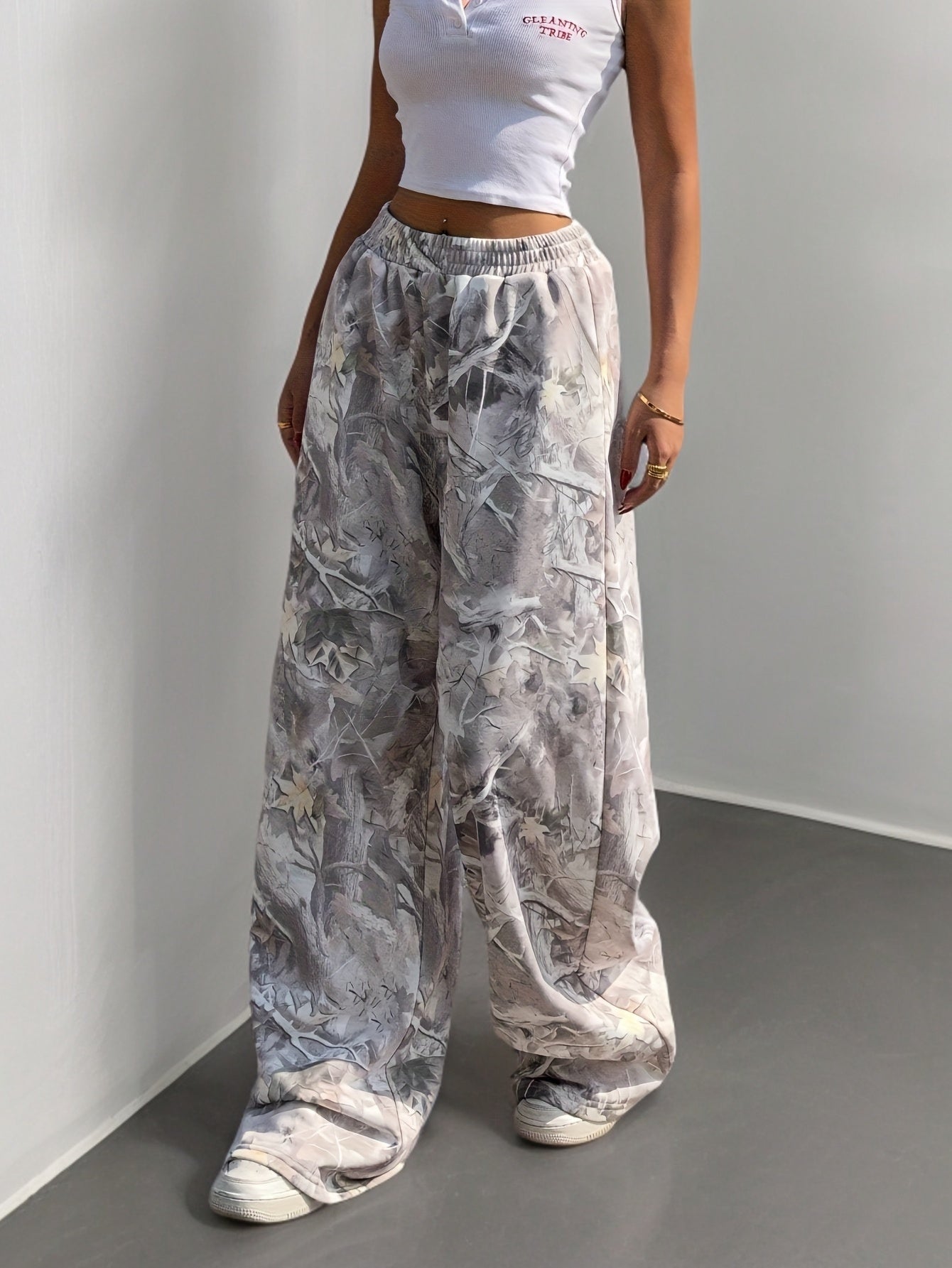 Women'S Athletic Pants with a Leaf Pattern, Featuring Pockets, Suitable for Sports And Casual Wear in Autumn And Winter